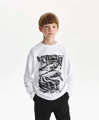 Лонгслив для мальчика с принтом белый