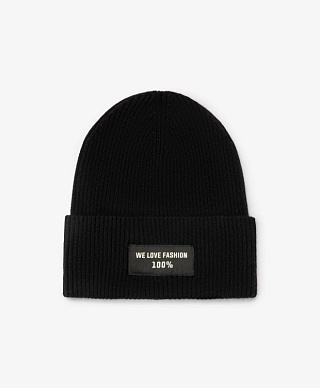 Шапка в рубчик для девочки с нашивкой