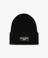 Шапка в рубчик для девочки с нашивкой