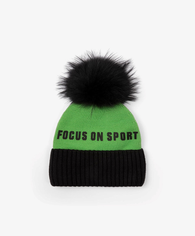 Шапка с помпоном для мальчика вязаная на флисе