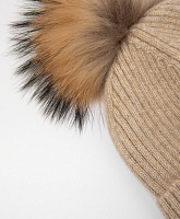 Шапка вязаная с помпоном бежевая