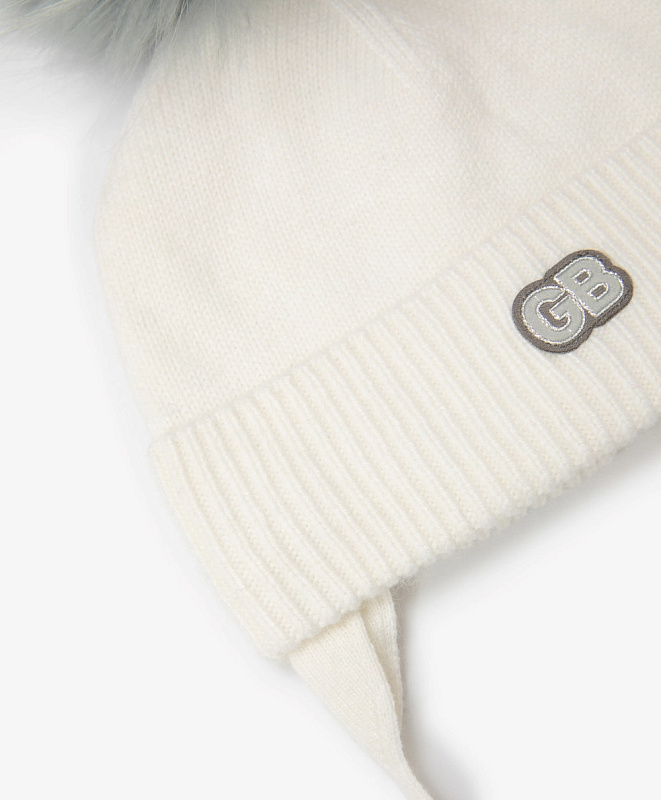 Шапка вязаная с помпоном из натурального меха енота с завязками