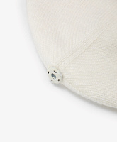 Шапка вязаная с помпоном из натурального меха енота с завязками