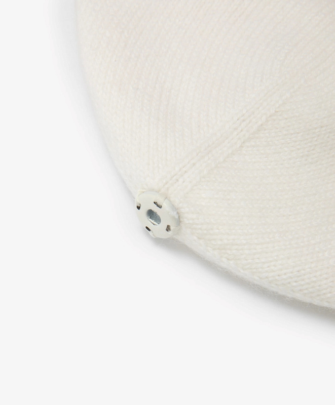 Шапка вязаная с помпоном из натурального меха енота с завязками