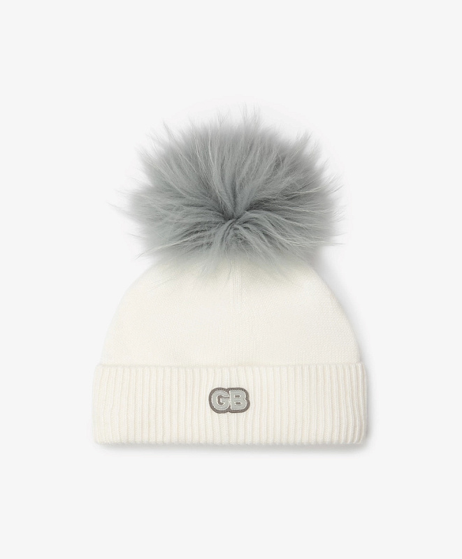 Шапка вязаная с помпоном из натурального меха енота с завязками